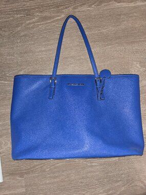 Michael Kors Jet Set Medium Saffiano Leather Top-Zip Tote Bag